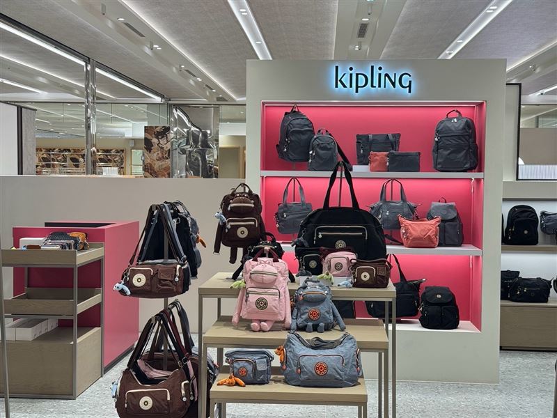 桃紅旋風登陸大巨蛋!Kipling打造質感與玩心兼具的全新美學空間。(圖/品牌業者提供)
