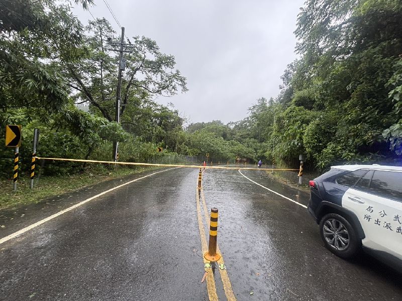 高雄豪雨不斷，各地陸續出現積淹水災情，仁武區23日上午發生路樹和土石倒塌情形，警方已封鎖現場疏導交通。（高雄仁武警分局提供）