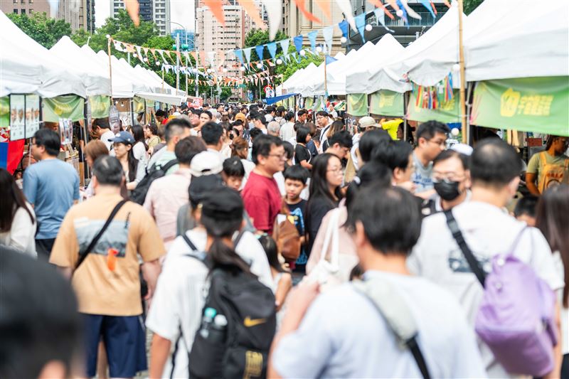 桃園冷飲節遇大雨　經發局宣布免收攤位費