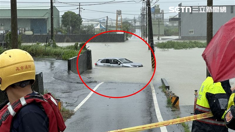 整輛車幾乎快滅頂,救援慢一分鐘都不行。(圖/翻攝畫面)