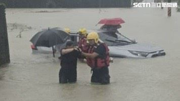 警方趕到場時3人都在車頂,消出動3車5人1艇前往救援,協助脫困,無人員受傷,但受到不小驚嚇。(圖/翻攝畫面)