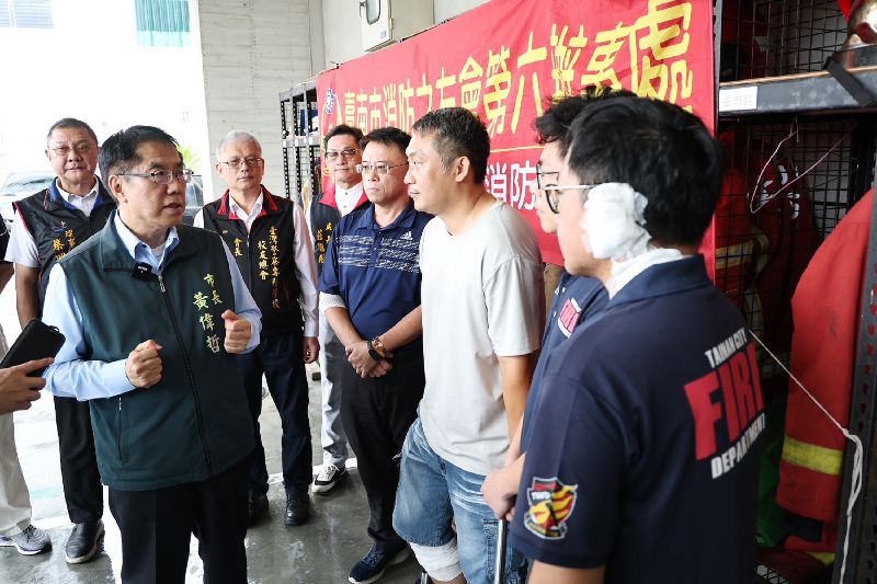 台南市安南區22日發生空地廢棄物火災爆炸事故，3名消防人員在救災過程中受傷，台南市長黃偉哲（前左1）23日前往消防隊探視。（台南市政府提供）
