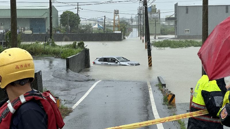 高雄豪雨　倒樹擦撞輕軌、仁武2起坍方