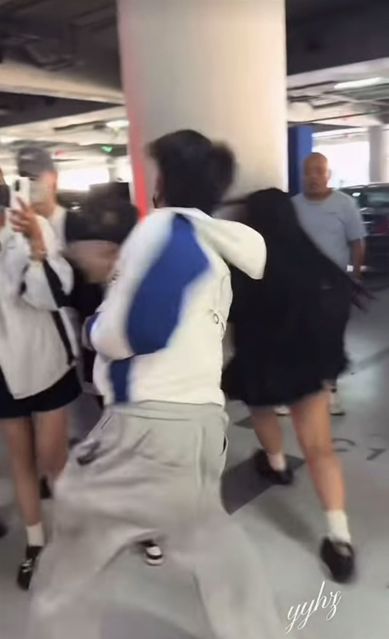 余宇涵情緒失控下車反擊,揮拳並拍掉對方手機。(圖/翻攝自微博)