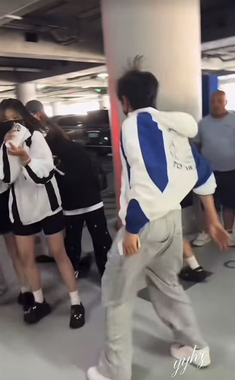 余宇涵情緒失控下車反擊,揮拳並拍掉對方手機。(圖/翻攝自微博)