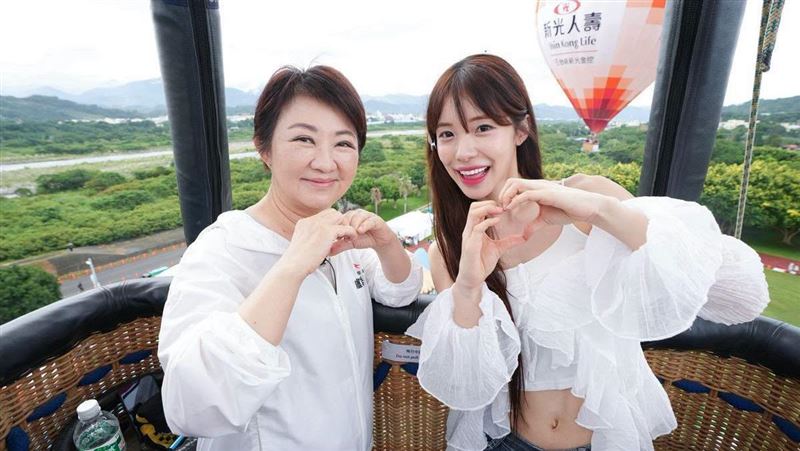 李多慧(右)赴台中合體市長盧秀燕(左)一起宣傳熱氣球嘉年華。(圖/翻攝自台中市政府民政局臉書)