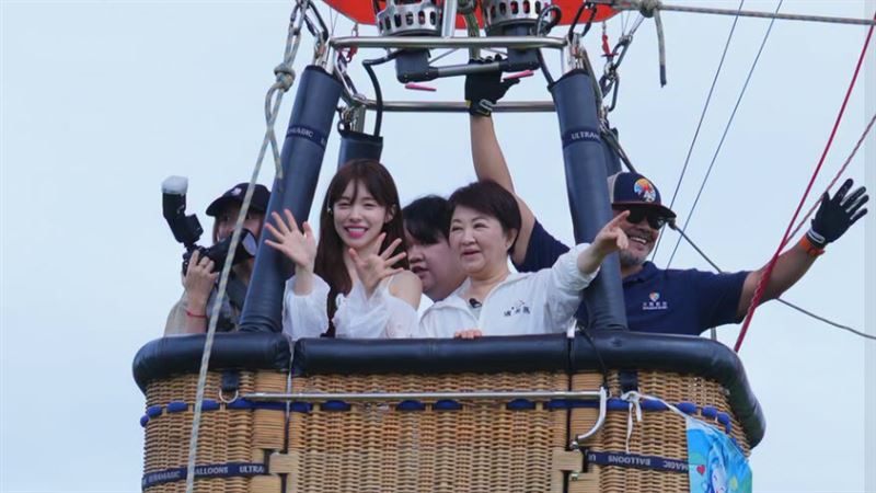 李多慧(左)在熱氣球上許下3個願望。(圖/翻攝自台中市政府民政局臉書)