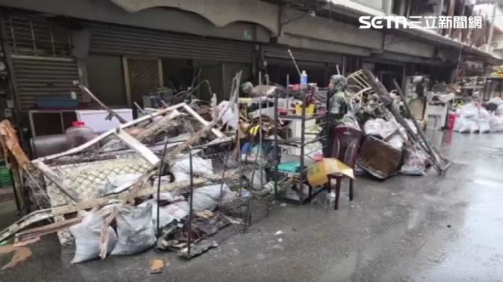 路上出現廢棄物垃圾山