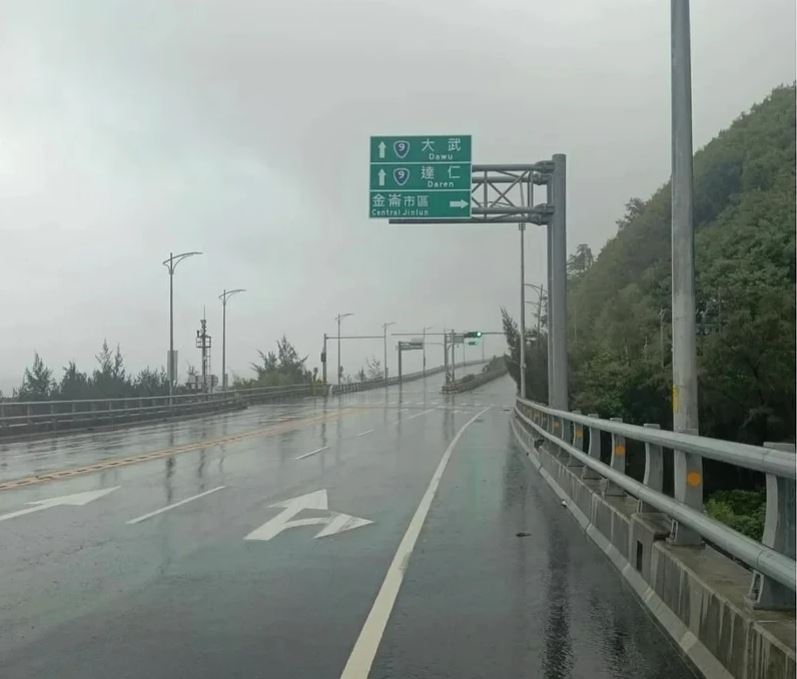 豪雨來襲,南迴公路金崙至多良路段今天下午5時起實施交通管制,南下車流將調撥北上內側車道通行。(圖/公路局提供)