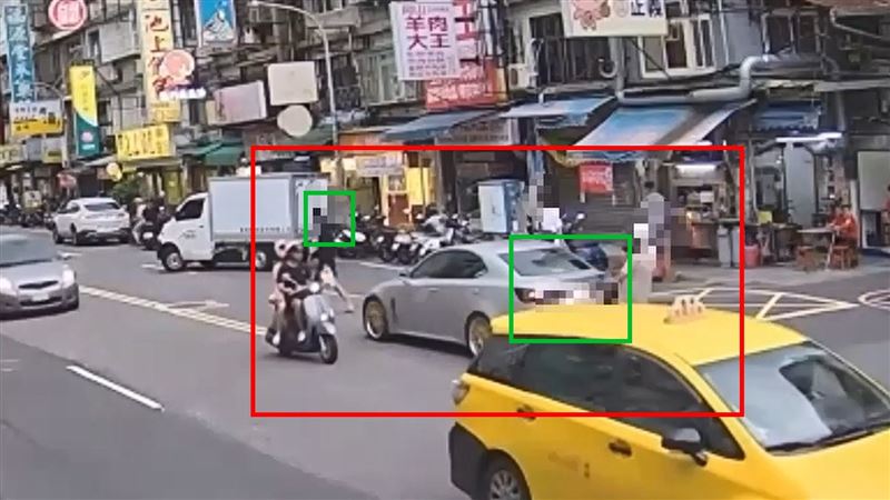 毒蟲違規穿越馬路釀成追撞車禍。(圖/翻攝畫面)