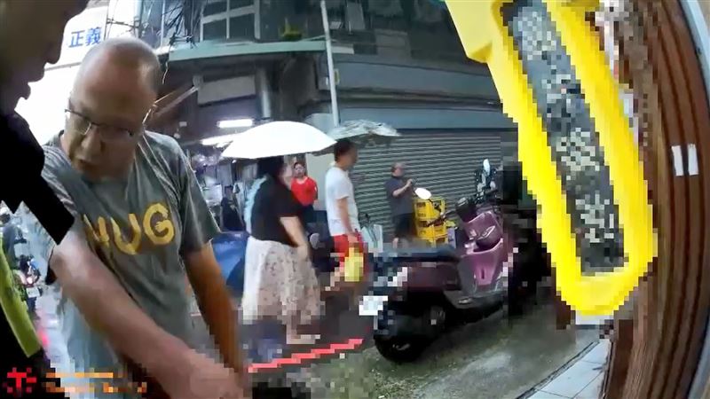 休假警跟到場支援警力指出毒蟲所帶的喪屍毒品。(圖/翻攝畫面)
