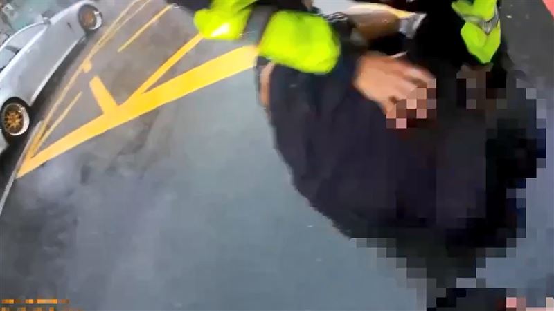 警方壓制逮捕毒蟲。(圖/翻攝畫面)