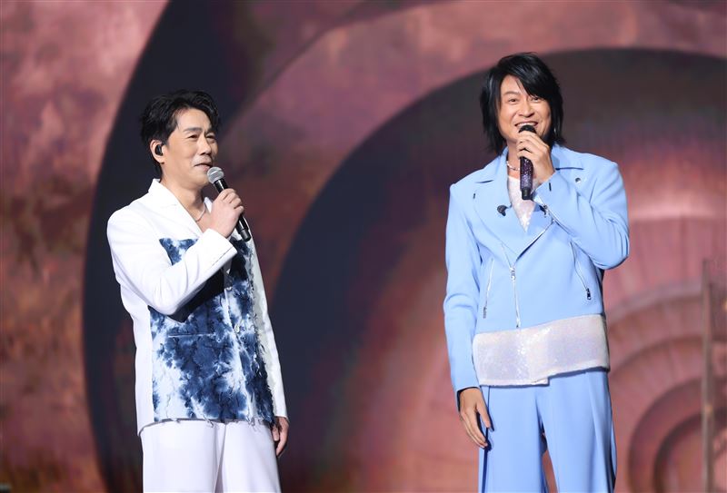 「台版金武烈」羅時豐(左)力挺游鴻明(右)。(圖/寬宏藝術提供)