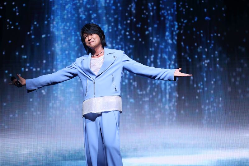 游鴻明舉辦「敵不過想念」演唱會,一連演唱近40首歌。(圖/寬宏藝術提供)