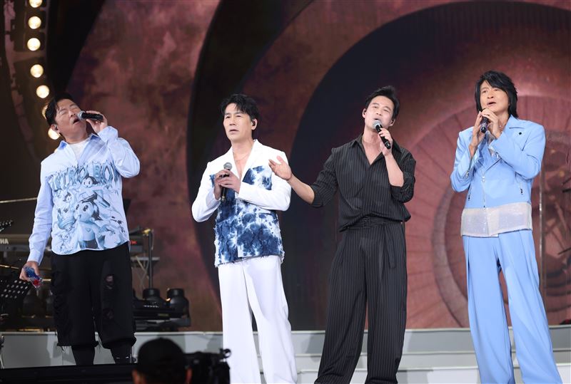 「客家四劍客」曾國城(左起)、羅時豐、陳國華、游鴻明於高雄巨蛋合體。(圖/寬宏藝術提供)
