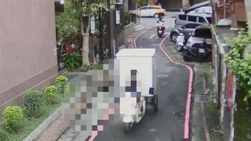 酷澎送貨員騎車離開。(圖/翻攝畫面)