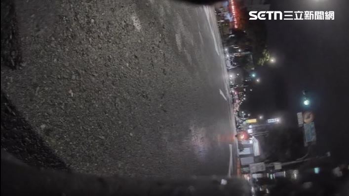 路面出現坑洞害騎士慘摔