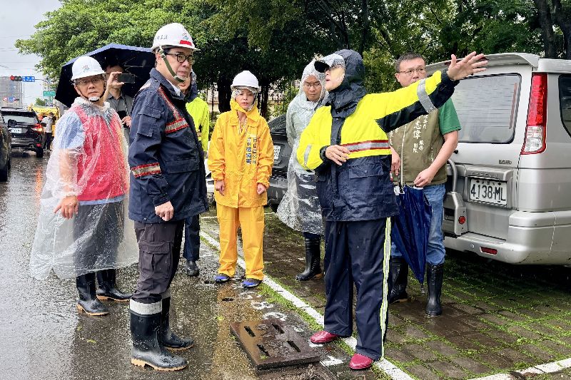 連日受西南風及低壓帶影響，高雄地區23日仍是豪雨不斷，高雄市長陳其邁（前左）前往岡山、梓官、永安及茄萣等區視察防汛設施。（高雄市政府提供）