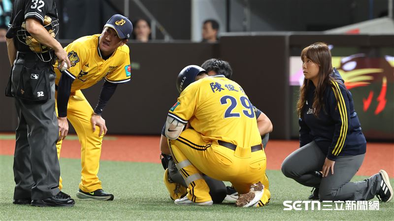 中職37年例行賽,中信兄弟一壘手陳俊秀挨觸身球,總教練平野惠一上場關心。(圖/記者劉彥池攝影)