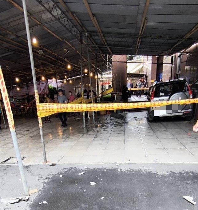 台北市信義區慈恩園生命紀念館今(23日)下午發生一起車輛暴衝事故。(圖/翻攝畫面)