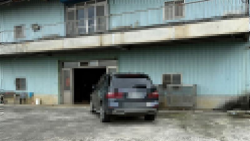 老翁陳屍車內駕駛座。(圖/翻攝畫面)