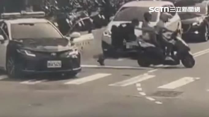 警拉機車尾翼慘遭拖行