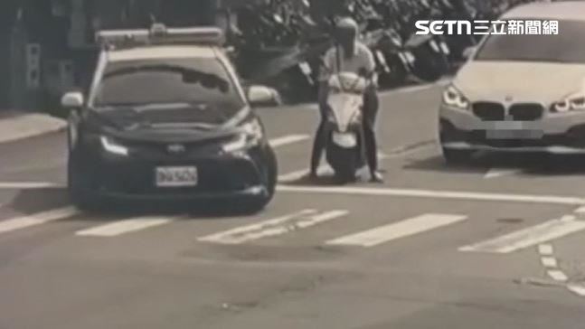 員警攔查騎士