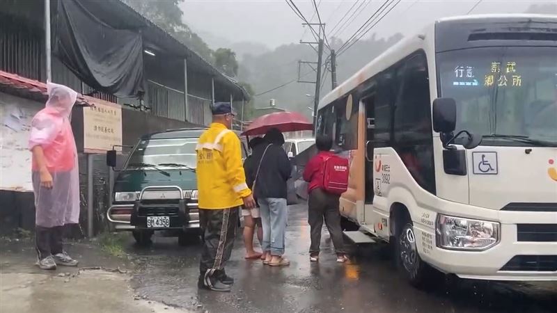 屏東縣宣布24日停班停課一天,圖為23日泰武鄉居民撤離情形。(圖/縣府提供)