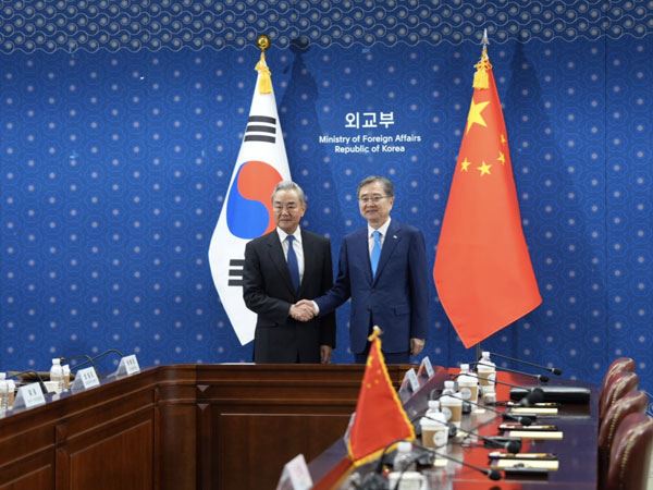中國外交部長王毅近日與南韓外交部長趙顯會面。(圖/中國外交部)