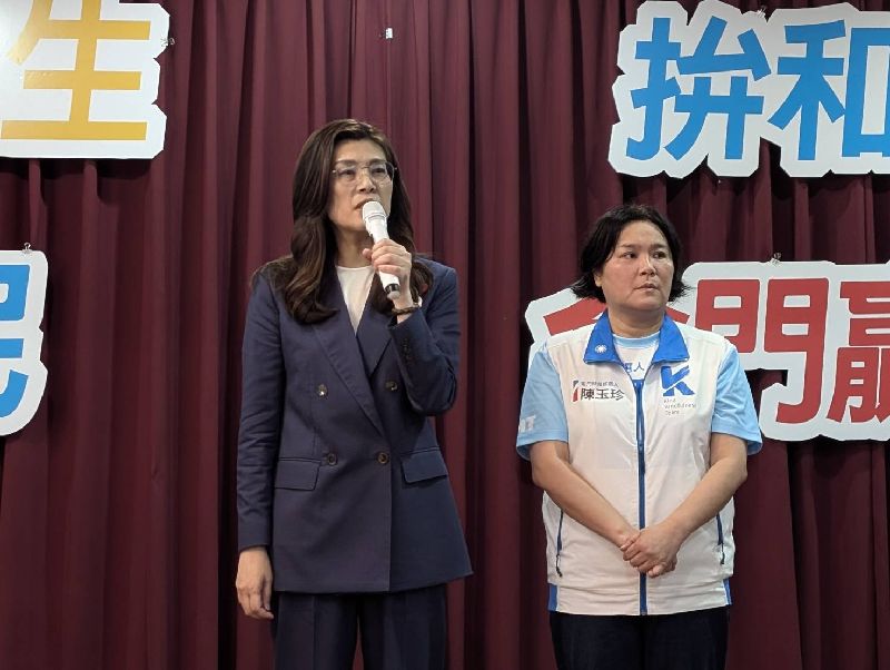 國民黨主席鄭麗文（左）23日前往參加國民黨金門縣黨部活動，致詞時表示，除希望今年選舉要大贏，後年更要贏回政權，希望在823戰役70週年時，是由國民黨的中華民國總統來到金門紀念823。右為國民黨金門縣長參選人陳玉珍