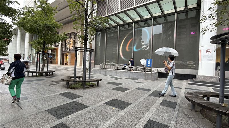 神秘「@」符號攻佔台北街頭。(圖/相信音樂提供)