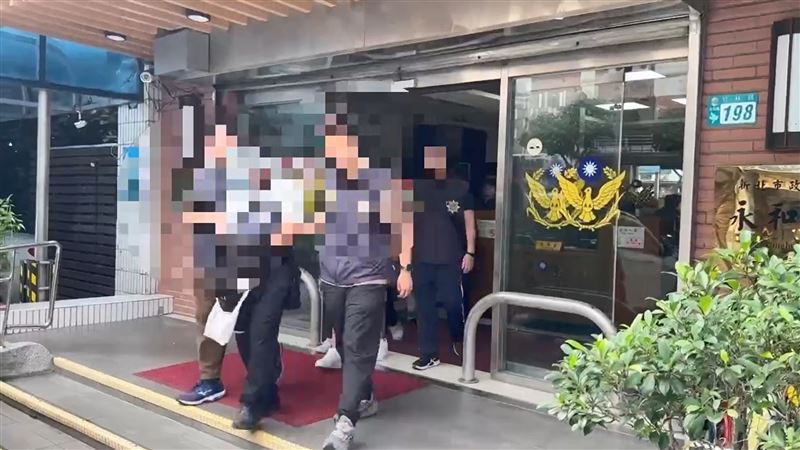 警方移送幫助詐團的銀樓業者。(圖/翻攝畫面)