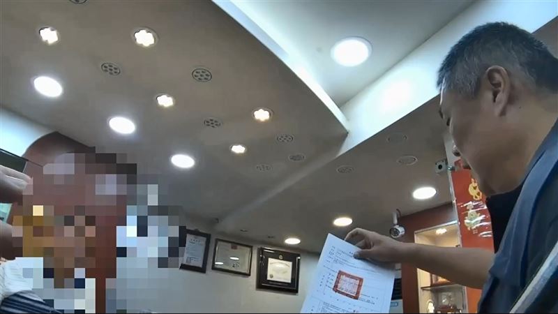 警方前往銀樓拘提業者過程。(圖/翻攝畫面)