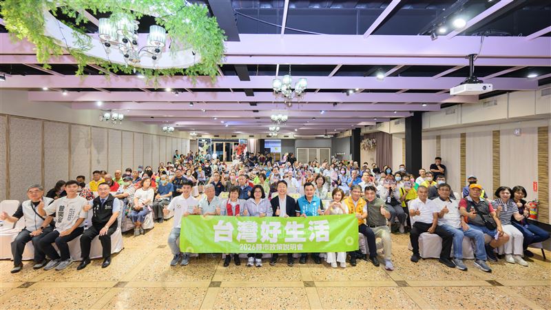 民進黨「台灣好生活」2026縣市政策說明會今(23)日移師嘉義市,嘉義市長參選人王美惠、內政部長劉世芳、交通部長陳世凱共同向市民報告中央近年在嘉義推動的各項建設成果。(圖/民進黨提供)