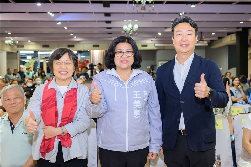 民進黨「台灣好生活」2026縣市政策說明會今(23)日移師嘉義市,嘉義市長參選人王美惠、內政部長劉世芳、交通部長陳世凱共同向市民報告中央近年在嘉義推動的各項建設成果。(圖/民進黨提供)