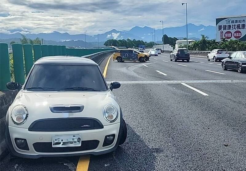 國道3號南投草屯段,1輛計程車從內線切往外線逼車讓道,不慎撞到MINI,甚至反彈撞到中線車輛,造成3車連環撞。(圖/翻攝畫面)