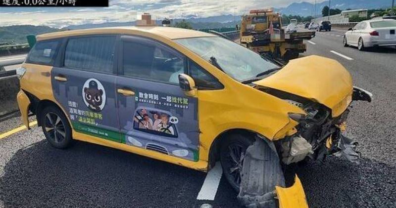 肇事計程車涉嫌逼車,車頭全毀,警方公共危險罪調查。(圖/翻攝畫面)