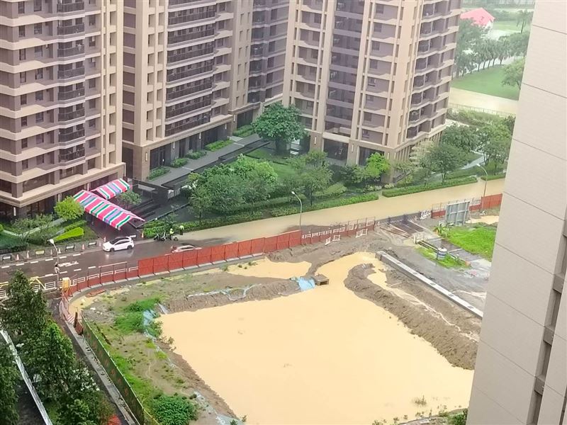 網友發文說,高雄雨一直下不停,左營桃子園路「又變成奶茶河了」。(圖/Threads@davidthank710126授權提供)
