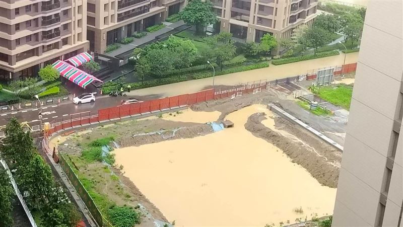 豪雨不停!高雄左營變「奶茶河」畫面曝