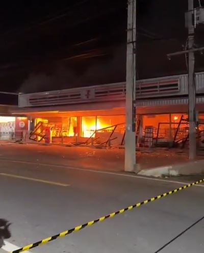北大年府一家7-Eleven便利商店遭武裝分子搶劫,陷火海。。(圖/翻攝自X平台 @ThaiEnquirer)