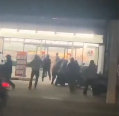 武裝分子公然開槍、持械搶劫連鎖超商,民眾驚逃。(圖/翻攝自X平台 @ThaiEnquirer)