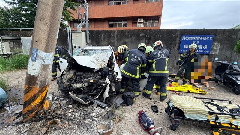 肇事車輛車頭全毀,車上1人受困,所幸4名傷者意識清楚都沒有大礙。(圖/翻攝畫面)