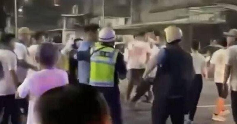 高雄宮廟衝突9天連爆2起,15人深夜開戰,警方來了照打不誤。(圖/翻攝畫面)