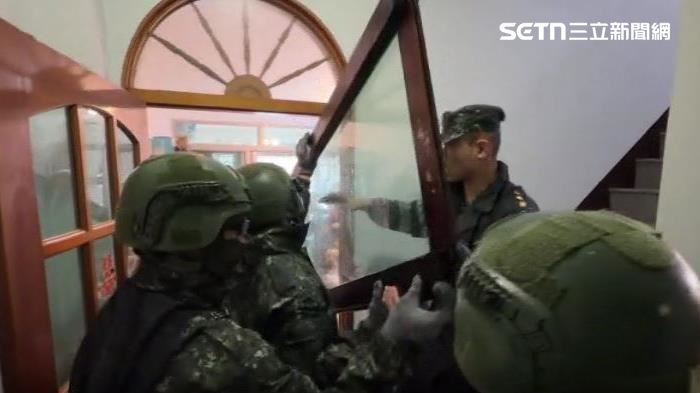 國軍協助搬運物品