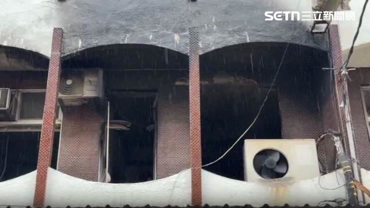 爆炸屋門窗玻璃全震破 住戶克難封板擋雨