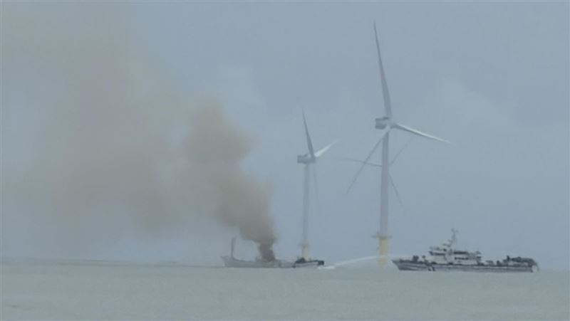 海巡艇前往外海救援火燒船。(圖/翻攝畫面)