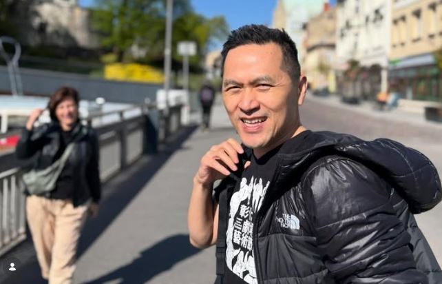 課文〈泳褲〉作者陳思宏是一名旅居德國的臺灣作家、翻譯、演員,多次擔任柏林影展中文口譯。(圖/翻攝自Threads @junw50696)