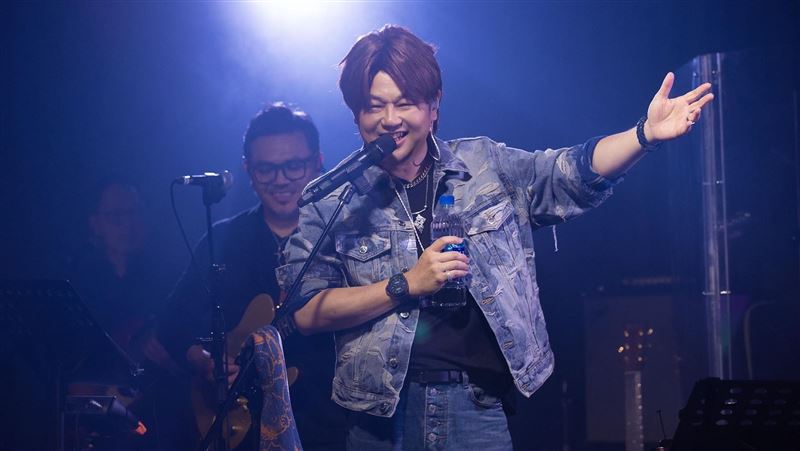 男星告白台下絕美愛妻 全場暴動:親下去