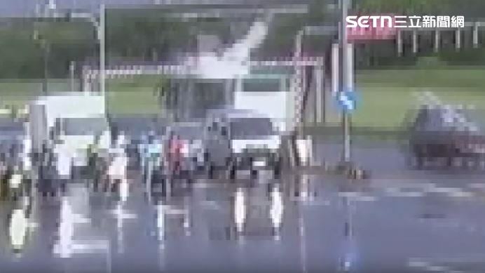 獨/公車闖限高路段 車頂慘遭「剃光頭」