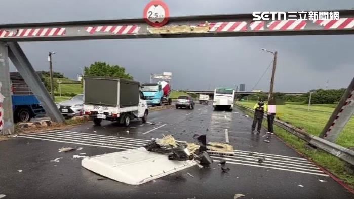 公車駕駛不熟路況撞上限高桿